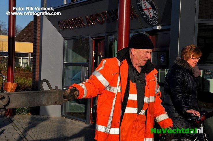 Auto ramt muur van apotheek Carrouselplein te Ommen - Foto: Rik Verbeek