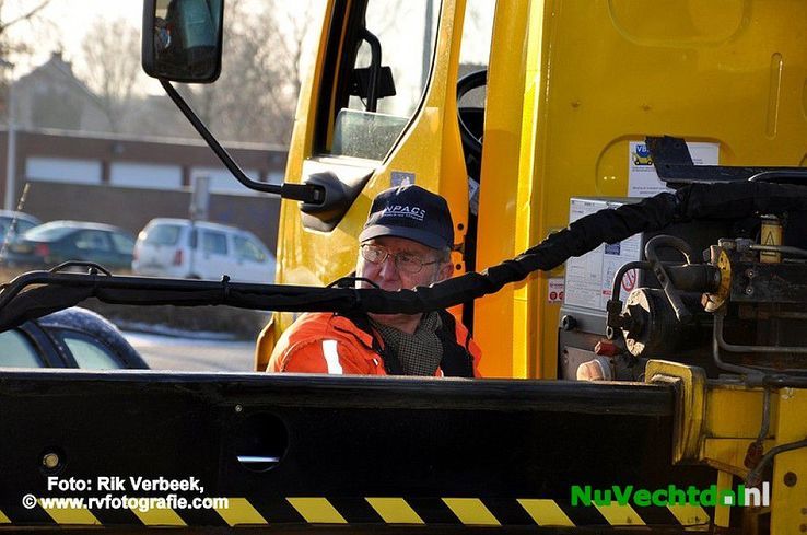 Auto ramt muur van apotheek Carrouselplein te Ommen - Foto: Rik Verbeek
