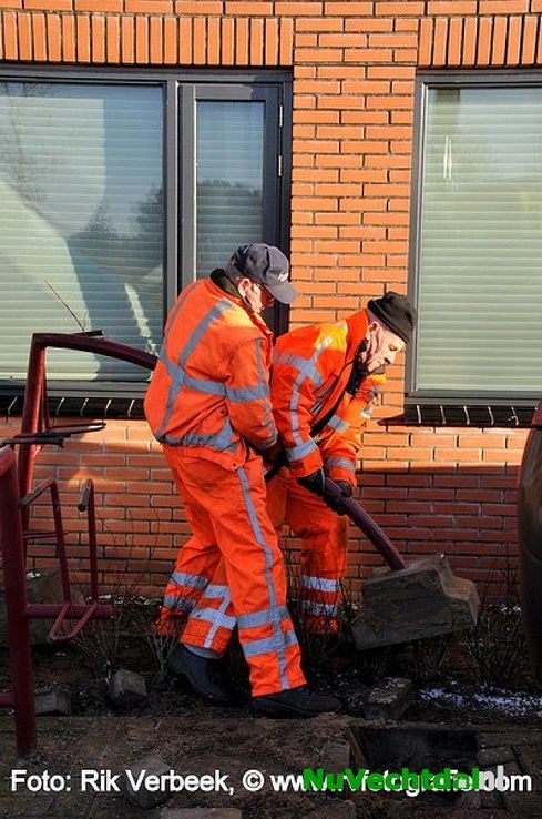 Auto ramt muur van apotheek Carrouselplein te Ommen - Foto: Rik Verbeek