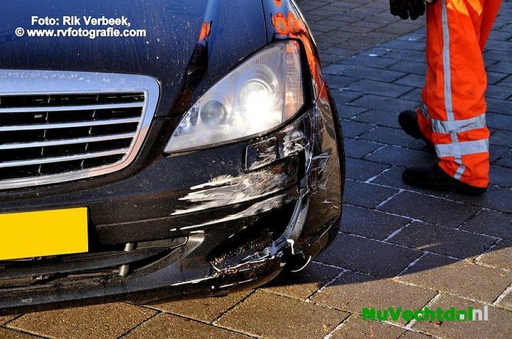 Auto ramt muur van apotheek Carrouselplein te Ommen - Foto: Rik Verbeek