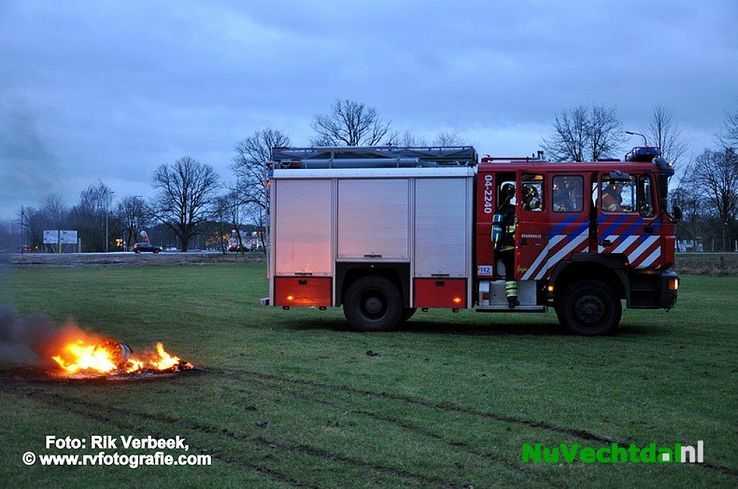 Autobanden in brand gestoken Voormars Ommen - Foto: Rik Verbeek