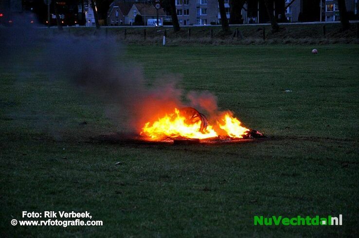 Autobanden in brand gestoken Voormars Ommen - Foto: Rik Verbeek