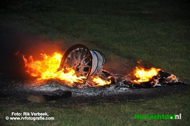 Autobanden in brand gestoken Voormars Ommen - Foto: Rik Verbeek
