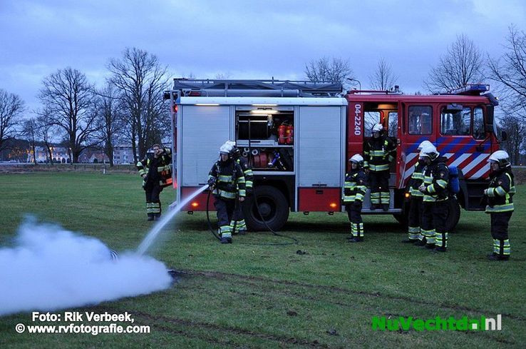 Autobanden in brand gestoken Voormars Ommen - Foto: Rik Verbeek