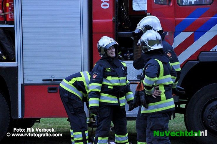 Autobanden in brand gestoken Voormars Ommen - Foto: Rik Verbeek