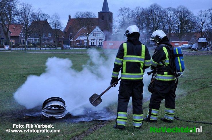 Autobanden in brand gestoken Voormars Ommen - Foto: Rik Verbeek