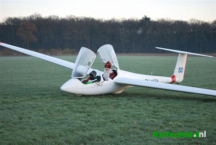 Sinterklaas landt in Hoonhorst met zweefvliegtuig - Foto: Onbekend