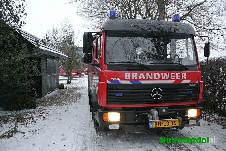 Melding van schoorsteenbrand Poppenallee te Dalfsen - Foto: Niels Jansen