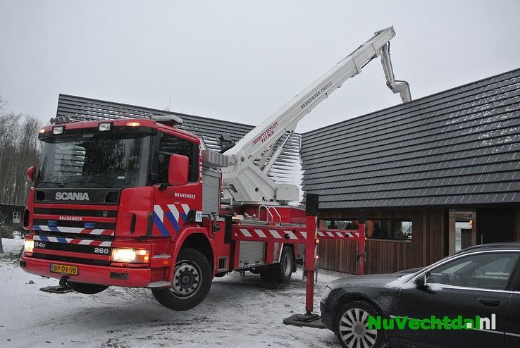 Melding van schoorsteenbrand Poppenallee te Dalfsen - Foto: Niels Jansen