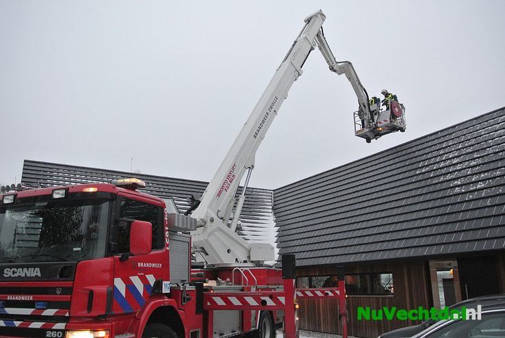 Melding van schoorsteenbrand Poppenallee te Dalfsen - Foto: Niels Jansen