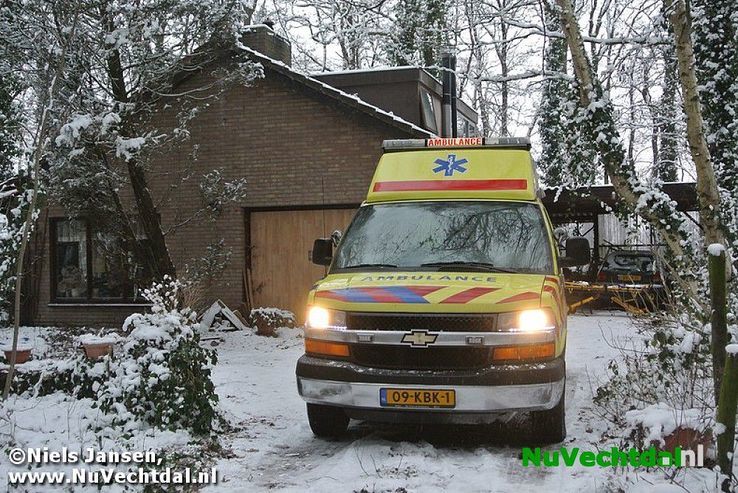 Brandweer Dalfsen rukt uit voor assistentie aan ambulance - Foto: Niels Jansen