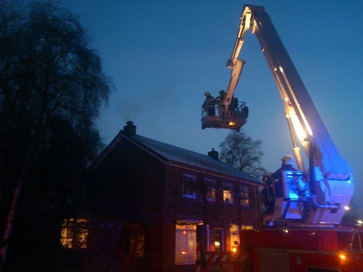 Brandweer weet woning te sparen bij schoorsteenbrand - Foto: Robert Bril