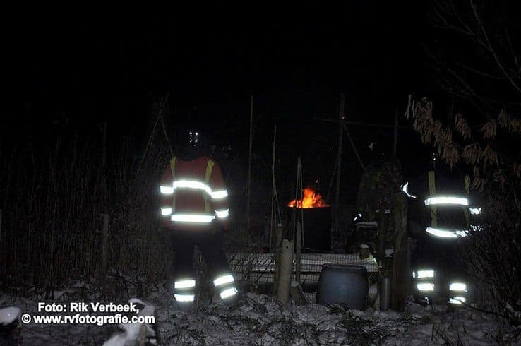 Brandweer Ommen rukt uit voor brandende vuurton - Foto: Rik Verbeek