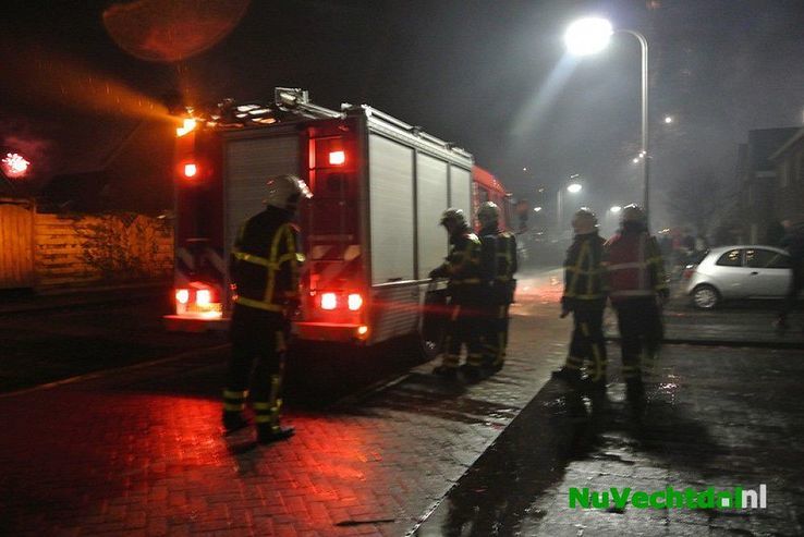 Brandweer last van zwaar vuurwerk Ribberserf Dalfsen - Foto: Niels Jansen