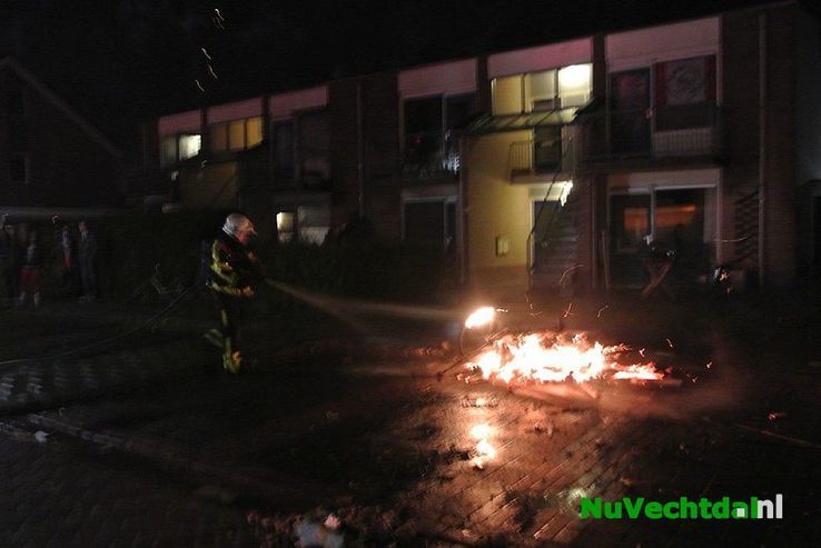 Brandweer last van zwaar vuurwerk Ribberserf Dalfsen - Foto: Niels Jansen