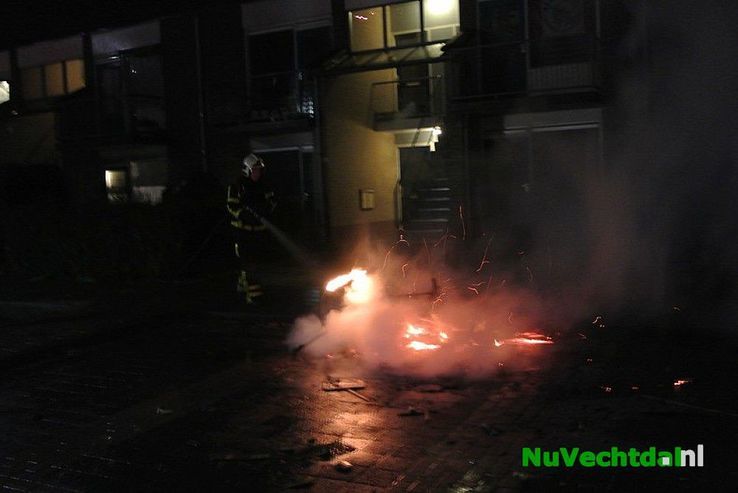 Brandweer last van zwaar vuurwerk Ribberserf Dalfsen - Foto: Niels Jansen