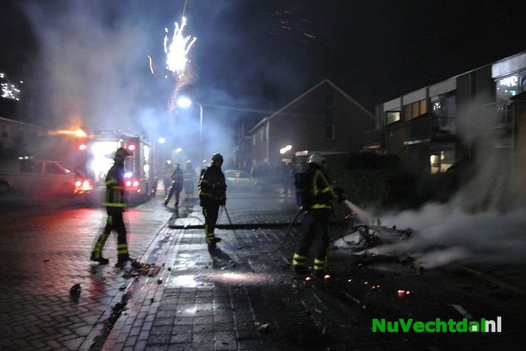 Brandweer last van zwaar vuurwerk Ribberserf Dalfsen - Foto: Niels Jansen
