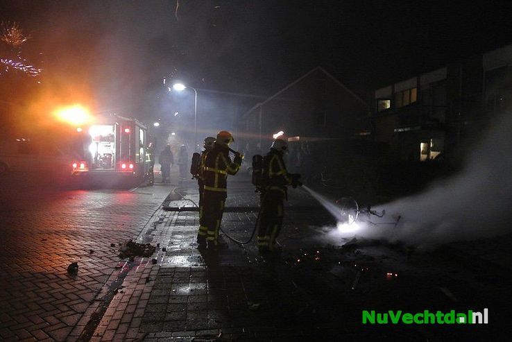 Brandweer last van zwaar vuurwerk Ribberserf Dalfsen - Foto: Niels Jansen