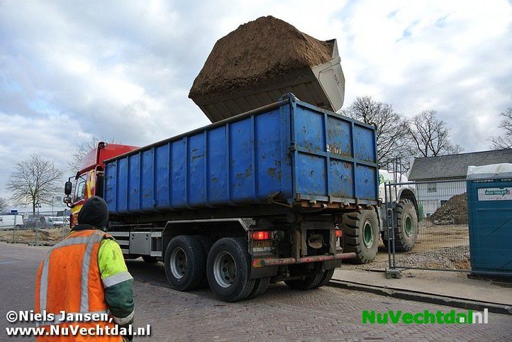 Zwaar geschut bij afvoeren van puin gemeentehuis - Foto: Niels Jansen