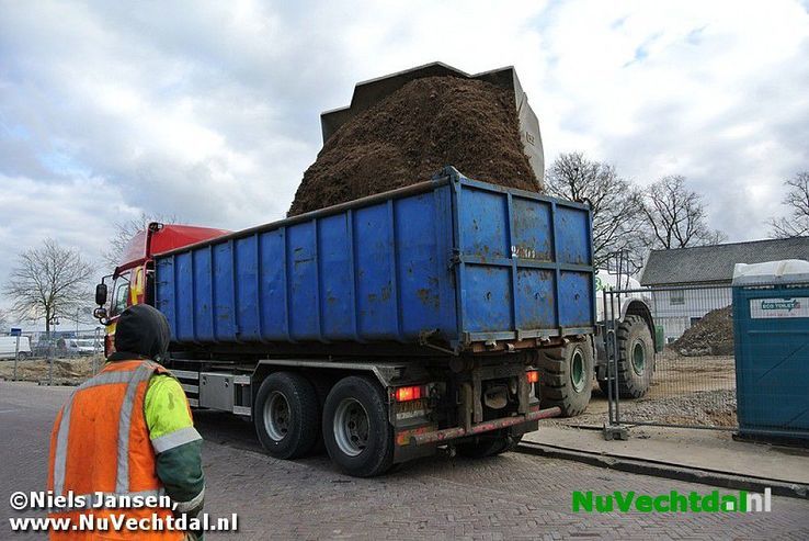 Zwaar geschut bij afvoeren van puin gemeentehuis - Foto: Niels Jansen