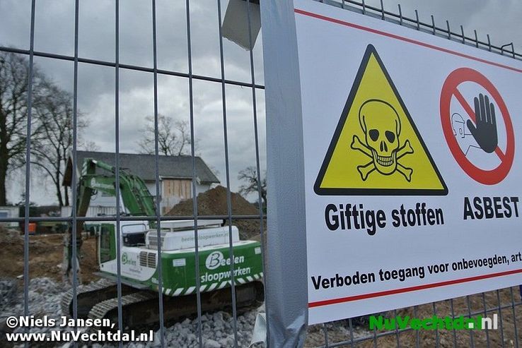 Zwaar geschut bij afvoeren van puin gemeentehuis - Foto: Niels Jansen