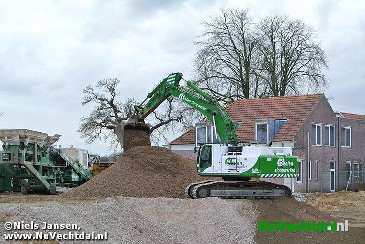 Zwaar geschut bij afvoeren van puin gemeentehuis - Foto: Niels Jansen