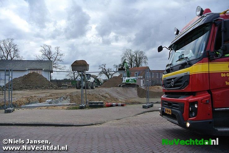 Zwaar geschut bij afvoeren van puin gemeentehuis - Foto: Niels Jansen