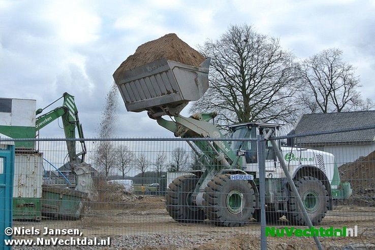 Zwaar geschut bij afvoeren van puin gemeentehuis - Foto: Niels Jansen