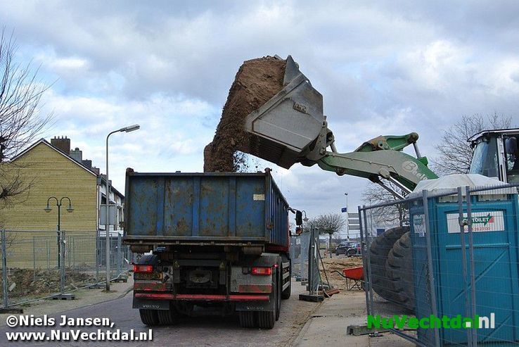 Zwaar geschut bij afvoeren van puin gemeentehuis - Foto: Niels Jansen