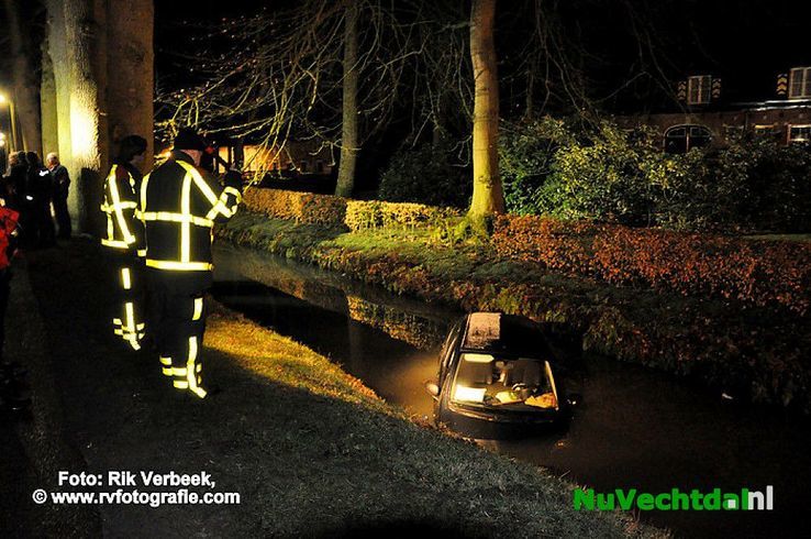 Foto’s: Auto met personen te water in Vilsteren - Foto: Rik Verbeek