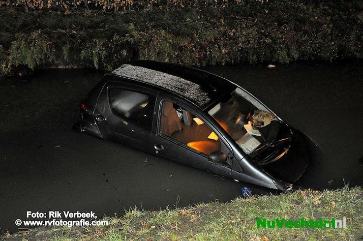 Foto’s: Auto met personen te water in Vilsteren - Foto: Rik Verbeek