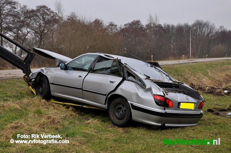Auto op de kop Ommerkanaal Oost in Ommen - Foto: Rik Verbeek