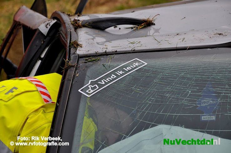Auto op de kop Ommerkanaal Oost in Ommen - Foto: Rik Verbeek