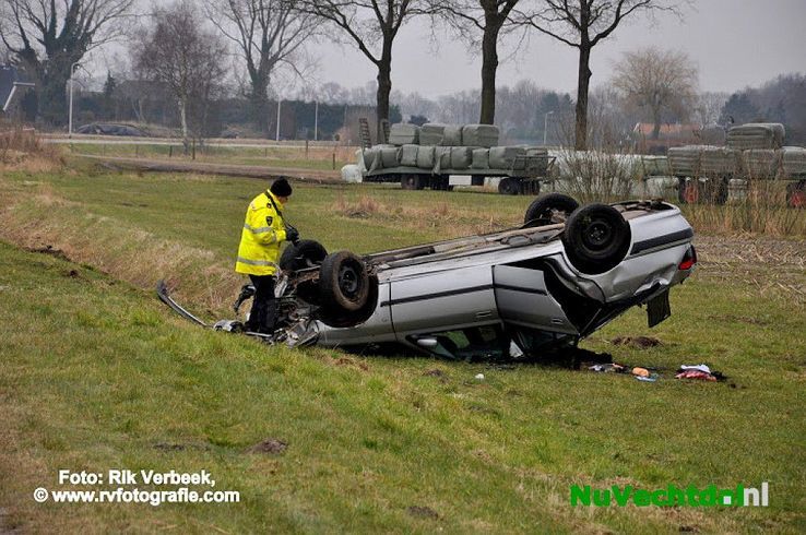 Auto op de kop Ommerkanaal Oost in Ommen - Foto: Rik Verbeek