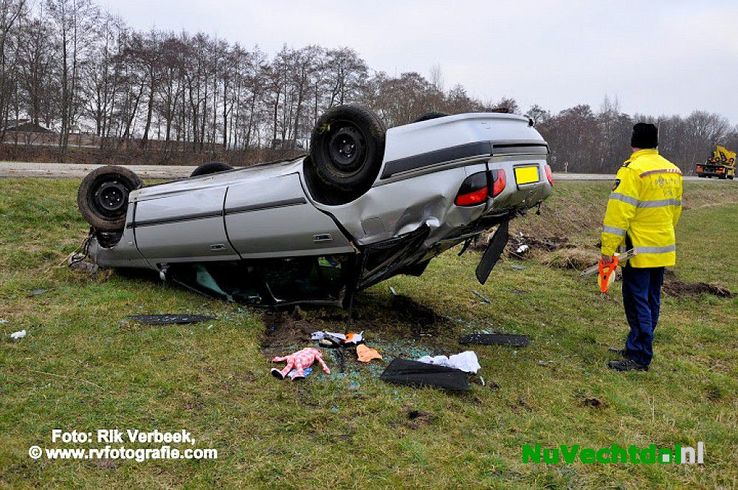 Auto op de kop Ommerkanaal Oost in Ommen - Foto: Rik Verbeek