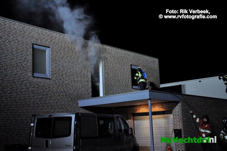Brand richt schade aan in woning Vermeerstraat Ommen - Foto: Rik Verbeek