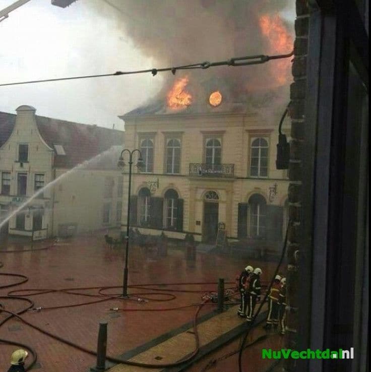 Brandweer Dalfsen voor assistentie naar brand Steenwijk - Foto: Tjbenders