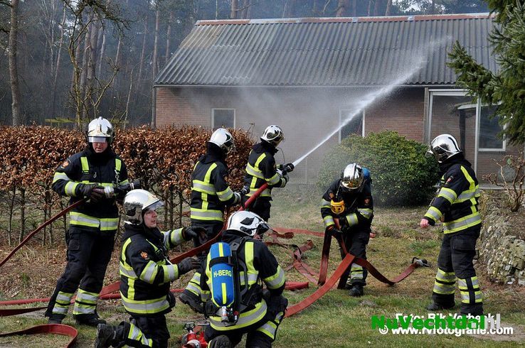 Woning verwoest na brand aan de Varsenerdijk Ommen - Foto: Rik Verbeek