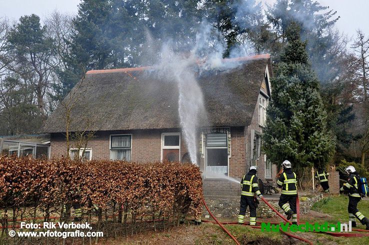Woning verwoest na brand aan de Varsenerdijk Ommen - Foto: Rik Verbeek