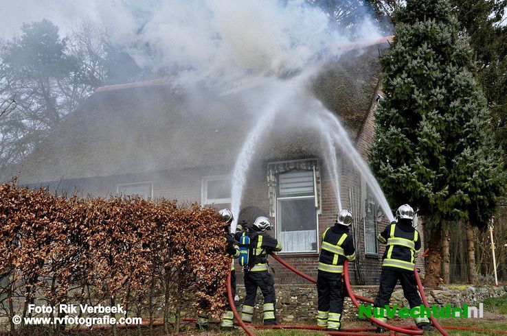 Woning verwoest na brand aan de Varsenerdijk Ommen - Foto: Rik Verbeek