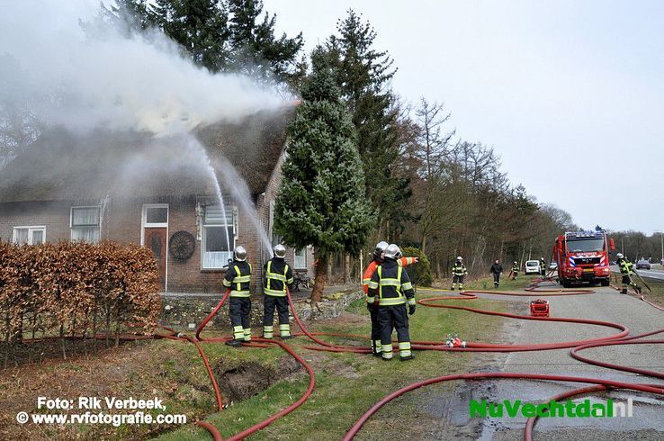 Woning verwoest na brand aan de Varsenerdijk Ommen - Foto: Rik Verbeek
