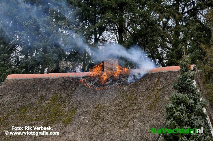 Woning verwoest na brand aan de Varsenerdijk Ommen - Foto: Rik Verbeek