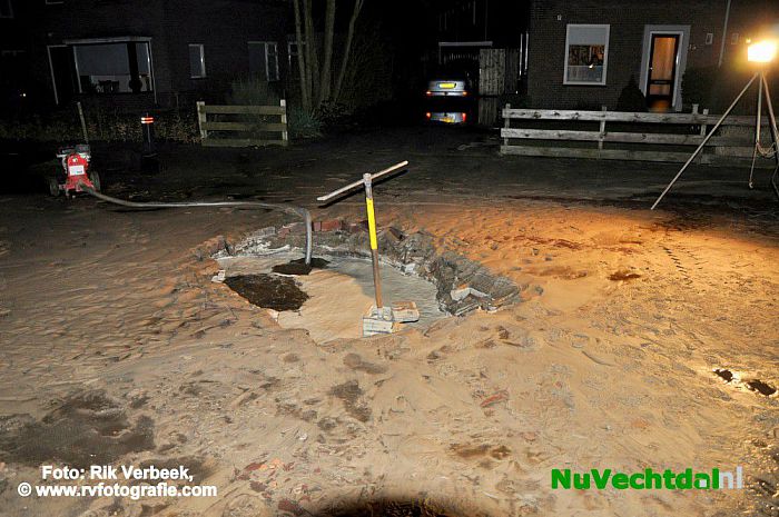 Wateleiding knapt aan de Weth. Paarhuisstraat in Ommen - Foto: Rik Verbeek