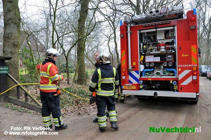 Gevaarlijke schoorsteenbrand in Ommen op tijd gedoofd - Foto: Rik Verbeek