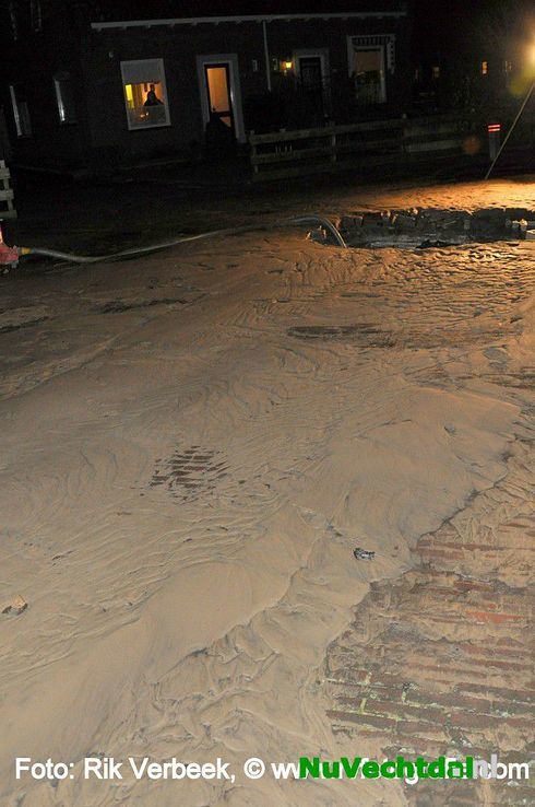 Wateleiding knapt aan de Weth. Paarhuisstraat in Ommen - Foto: Rik Verbeek