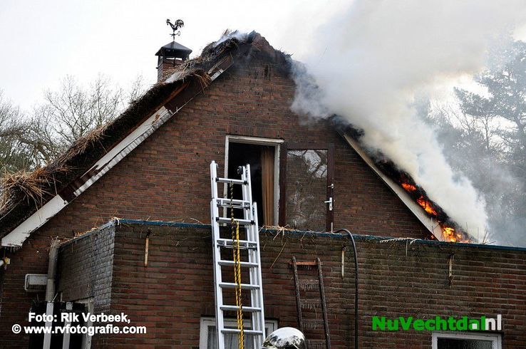 Woning verwoest na brand aan de Varsenerdijk Ommen - Foto: Rik Verbeek