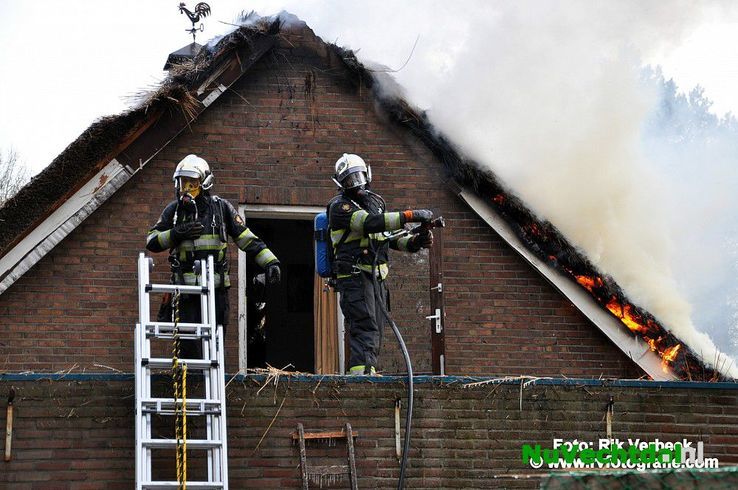Woning verwoest na brand aan de Varsenerdijk Ommen - Foto: Rik Verbeek