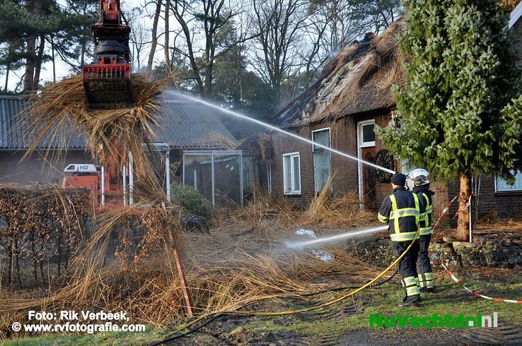 Woning verwoest na brand aan de Varsenerdijk Ommen - Foto: Rik Verbeek