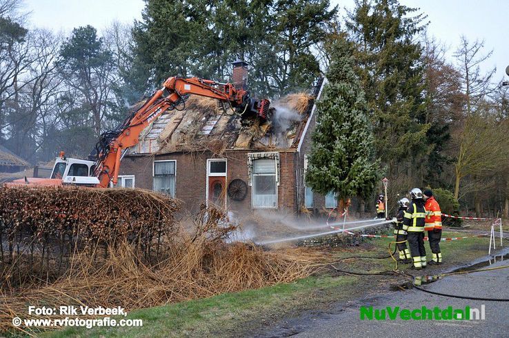 Woning verwoest na brand aan de Varsenerdijk Ommen - Foto: Rik Verbeek