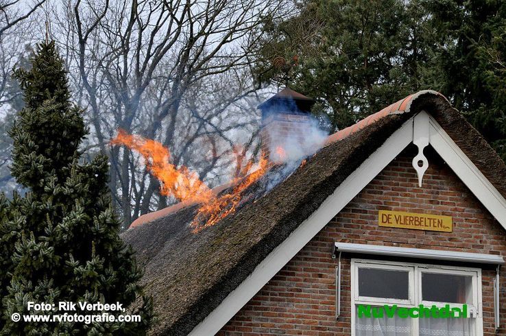 Woning verwoest na brand aan de Varsenerdijk Ommen - Foto: Rik Verbeek